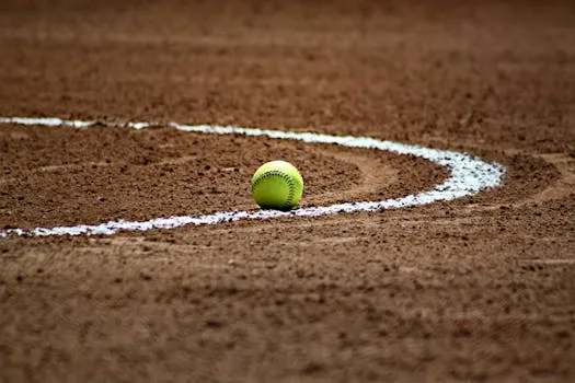 Le softball de Tennessee (#4) s'incline 2-1 contre Ole Miss