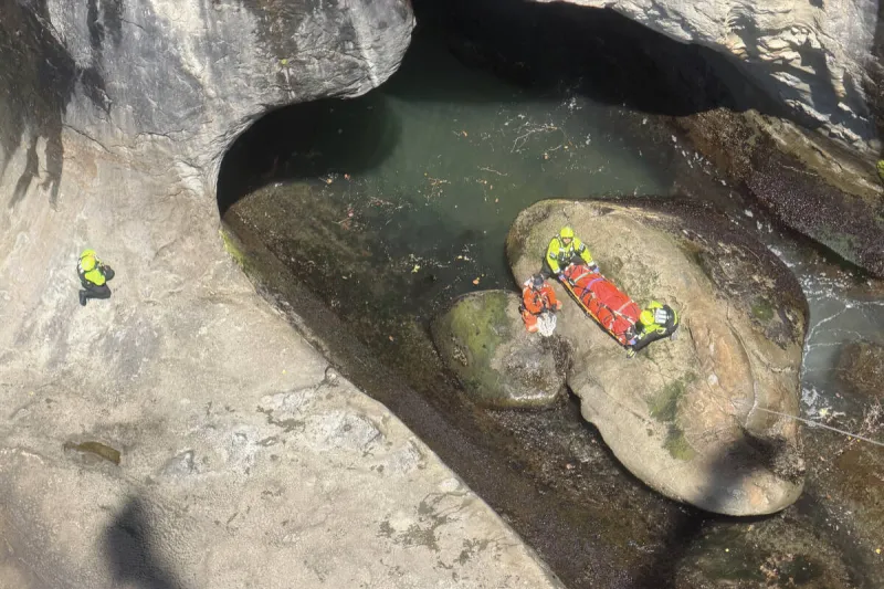 Le 442e Escadron secourt un randonneur sur le sentier de la côte ouest