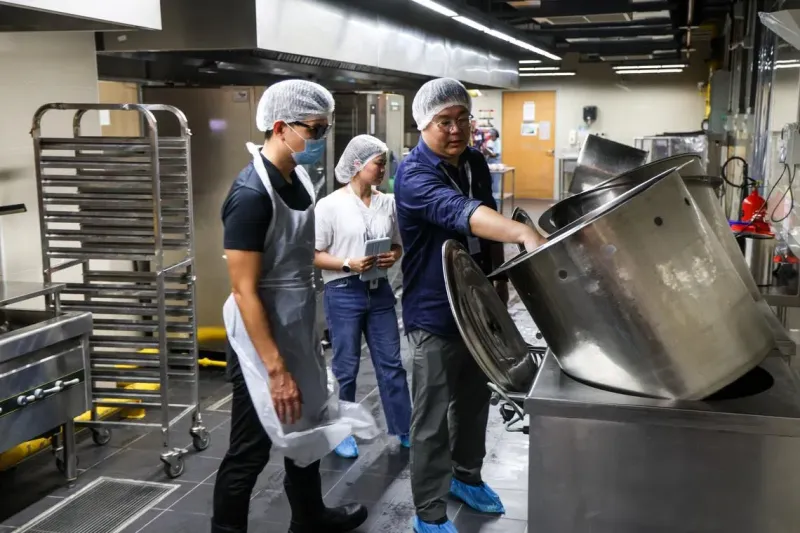 55 établissements liés à des intoxications alimentaires à Singapour