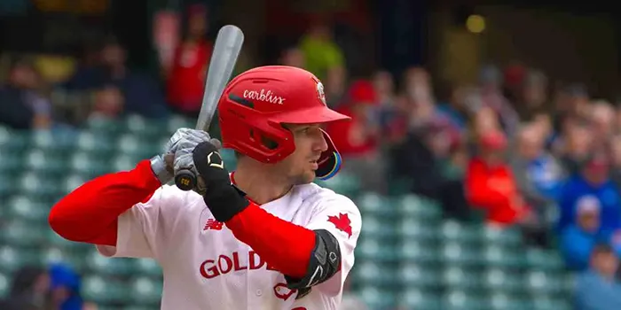 Adam Hall réussit trois coups sûrs dans la victoire des Goldeyes
