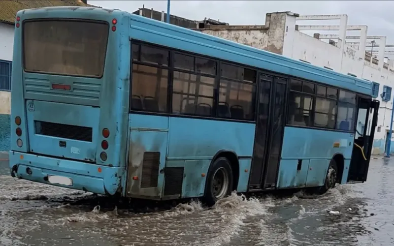 Les bus des années 1980 roulent encore à Larache