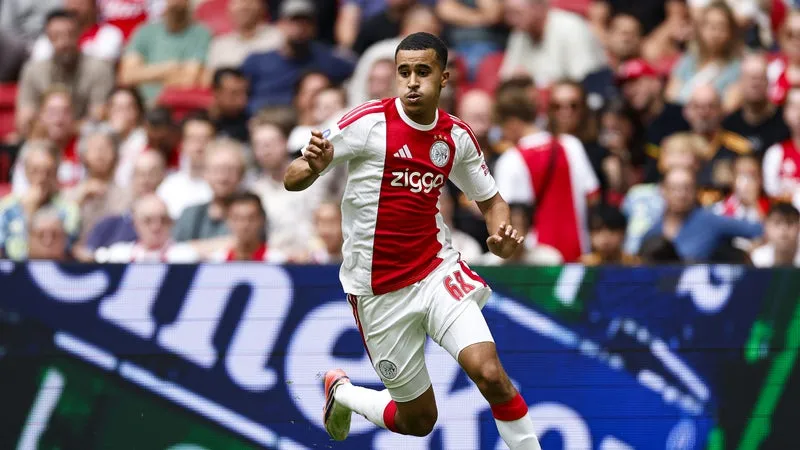 Abdellah Ouazane marque un but spectaculaire pour ses débuts à l'Ajax