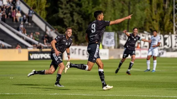 Alex Freeman marque pour les États-Unis lors de la victoire en Coupe du monde