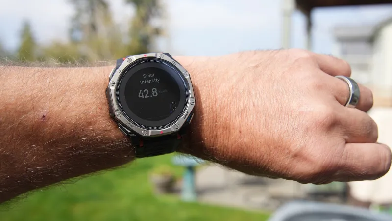 Amazfit T-Rex Dual Solar : la première montre AMOLED solaire