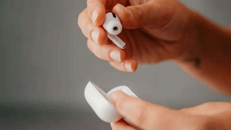 Apple Plans AirPods with Cameras for 2027