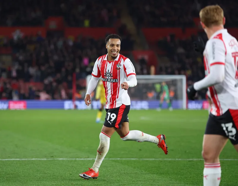 Le triplé d'Archer relance les espoirs de promotion de Southampton