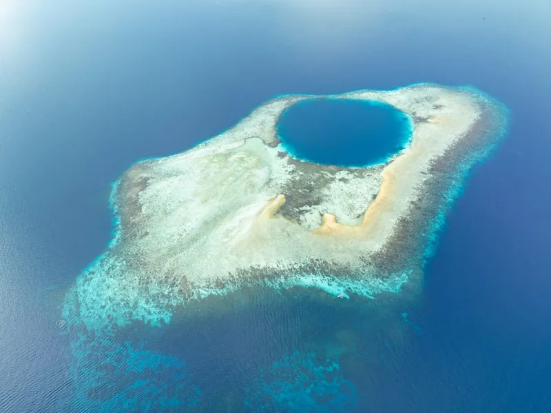 Atolls : îles en anneau formées par des volcans