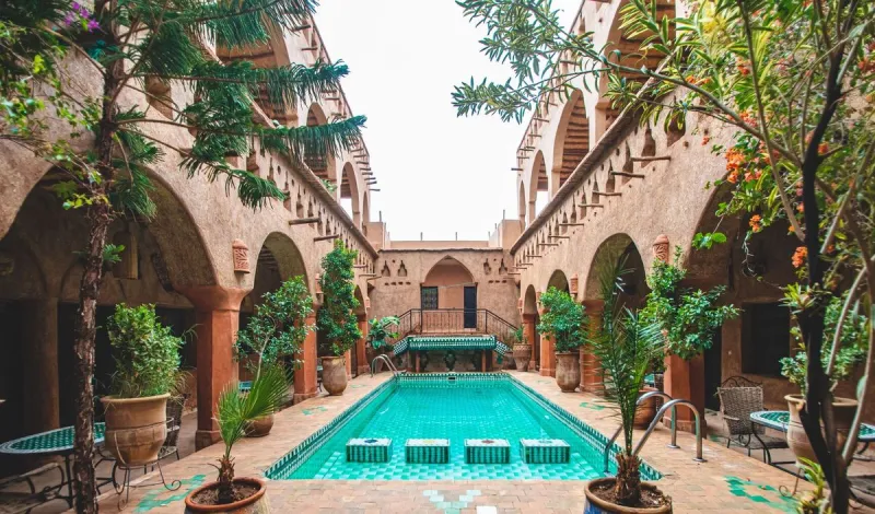 Avant d'acheter un ventilateur, essayez ce réflexe venu des riads marocains pour rafraîchir votre intérieur sans éle
