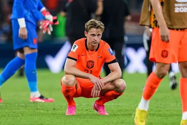 Le milieu de terrain du Barça Frenkie de Jong blessé