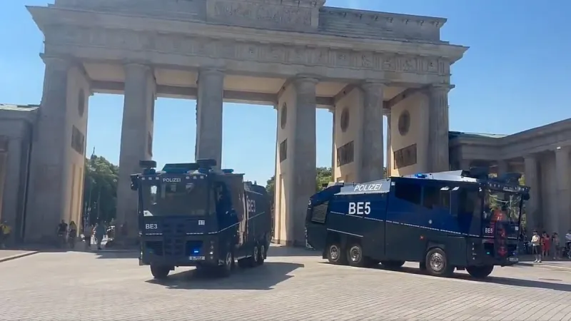 La police de Berlin utilise des canons à eau pour rafraîchir le public