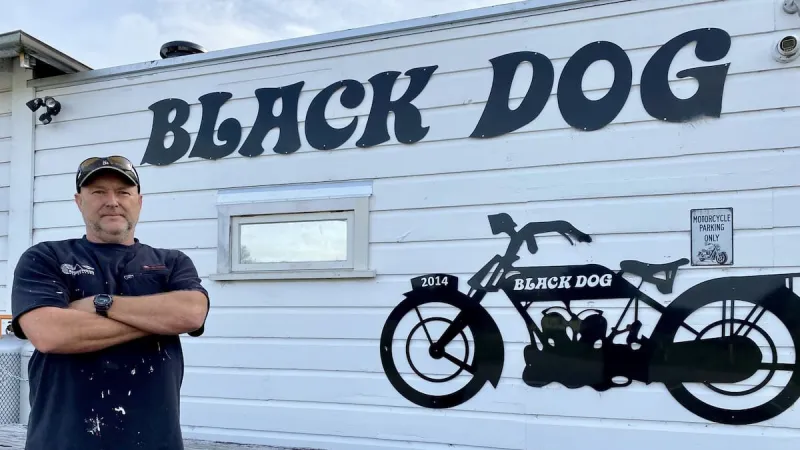 Le propriétaire du Black Dog Tavern craint de perdre sa licence d'alcool après un autodafé