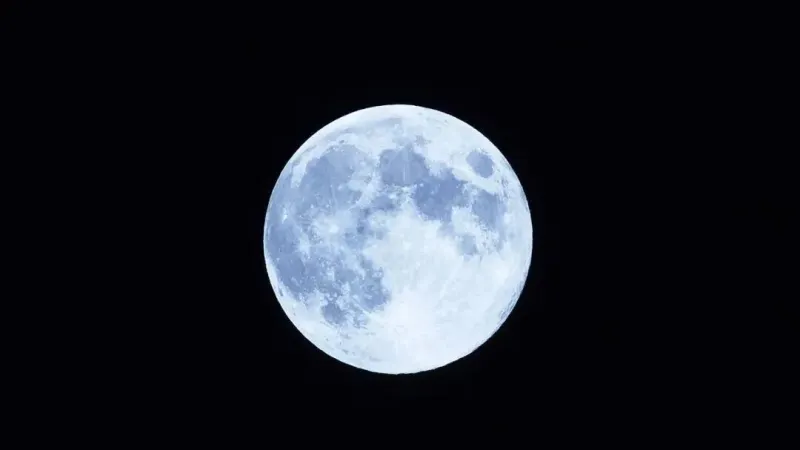 Blue Moon Visible Over Guangzhou on May 31