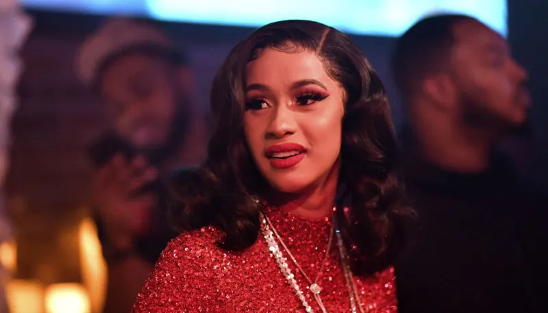 Cardi B dénonce un voleur présumé de carte bancaire