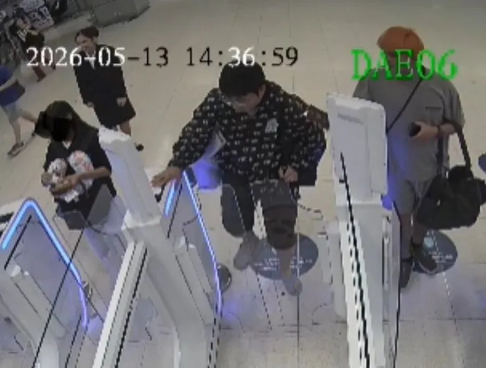 Chinese tourist blacklisted after damaging airport gate