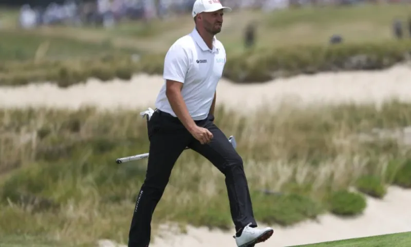 Clark Leads US Open by 4 Shots at Midway