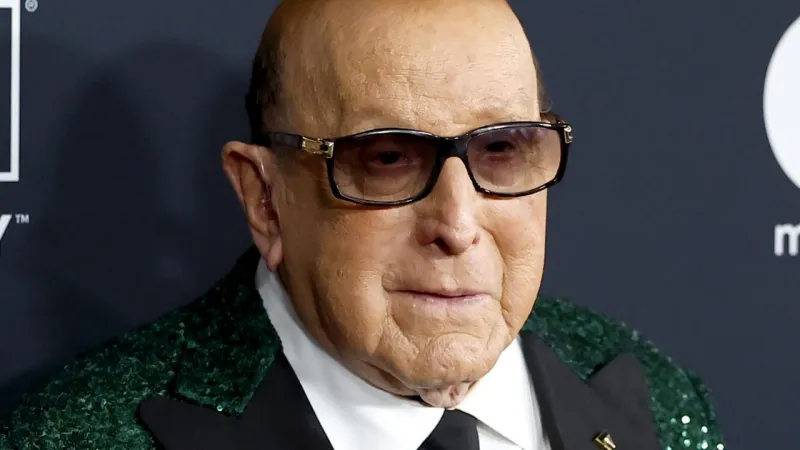Clive Davis death report unconfirmed, no evidence found