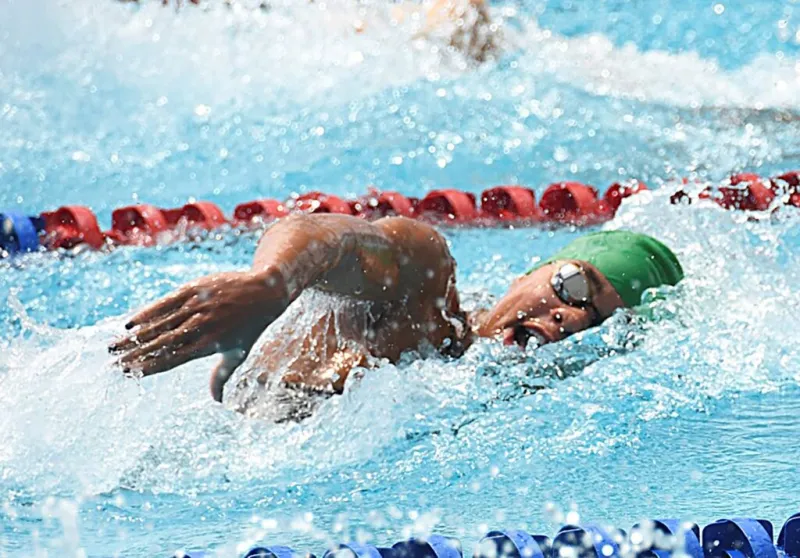 L'entraîneur Lee félicite Lyn pour sa nage aux Jeux du Commonwealth