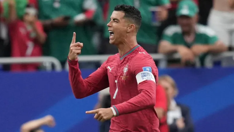 Cristiano Ronaldo announces return to football