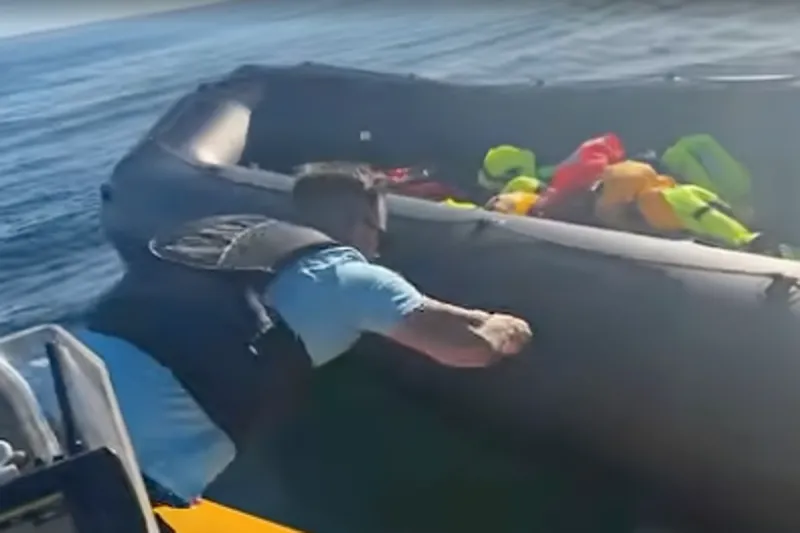 Danny Tommo crève un canot en Manche, indignation des ONG