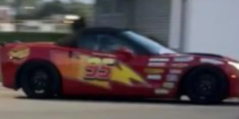 Police de De Pere recherche le conducteur d'une voiture Lightning McQueen