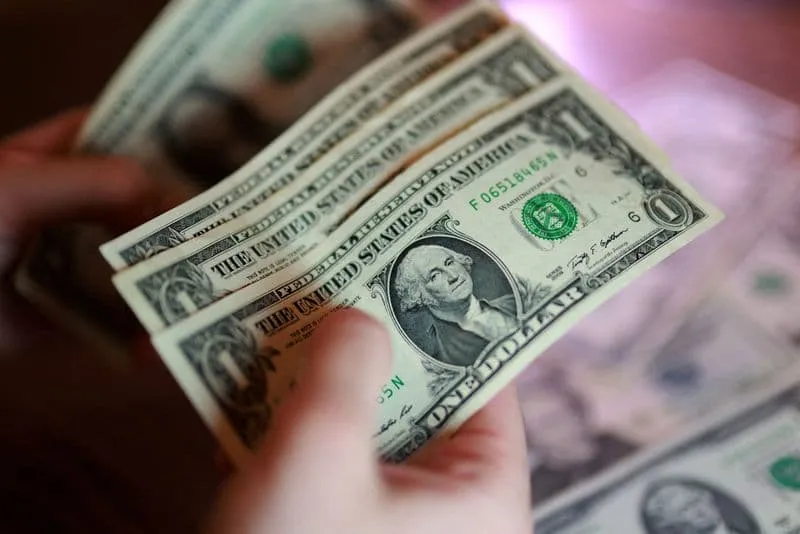 Dollar Gains as Iran Ceasefire Deadline Looms