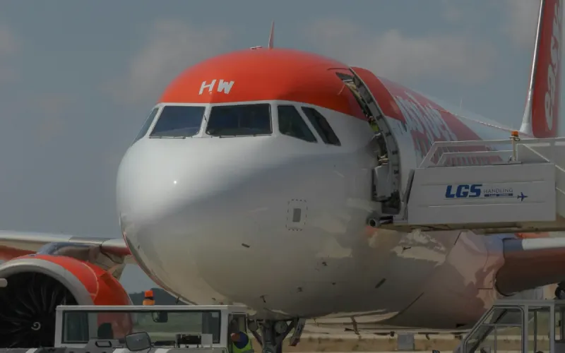 EasyJet opens Marrakech base, hires 100, flies crews from France