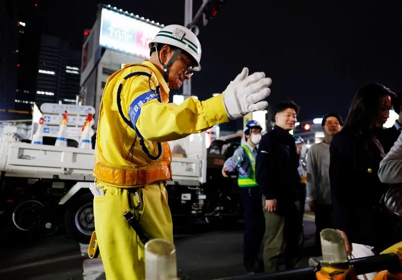 Elderly security guard becomes top graphic designer in Japan