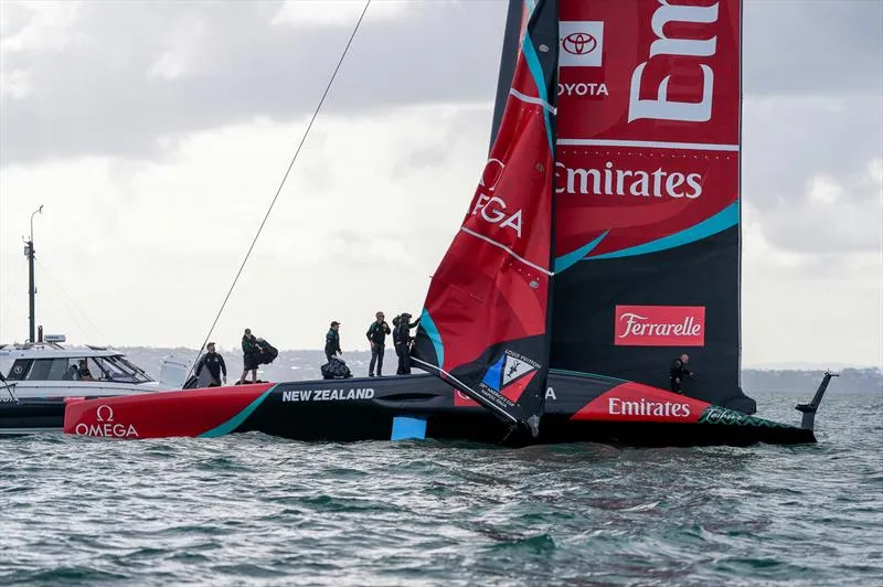 Emirates Team NZ Tests AC75, Damages Jib in Practice