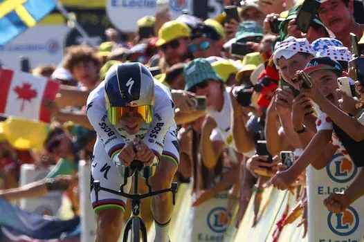 Evenepoel remporte le contre-la-montre du Tour, réduit l'avance de Pogacar