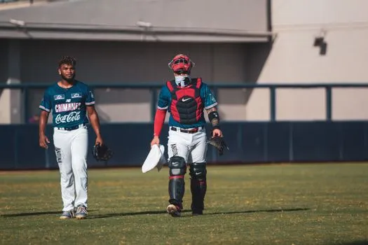 Ex-Arizona star A.J. Bramlett now recruiting as dad