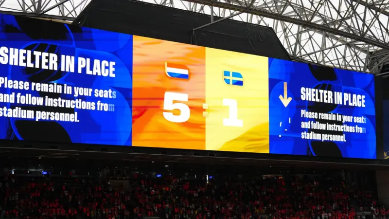Ventilateurs invités à se mettre à l'abri après un éclair près du match Pays-Bas-Suède