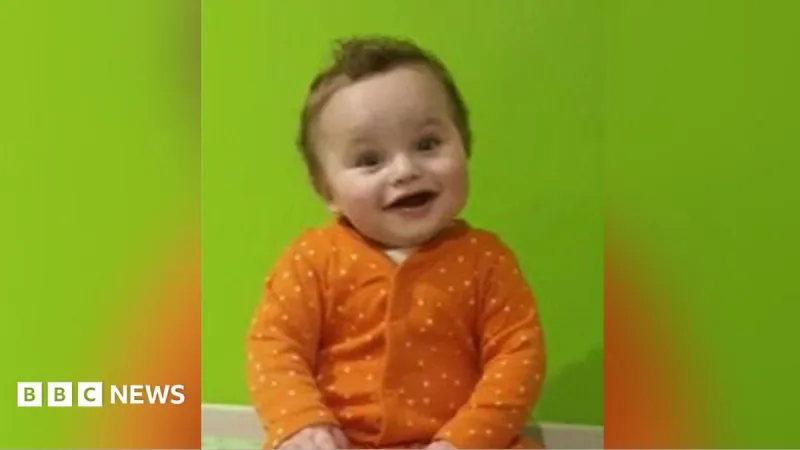 Le père du bébé assassiné Preston Davey s'exprime lors d'une veillée