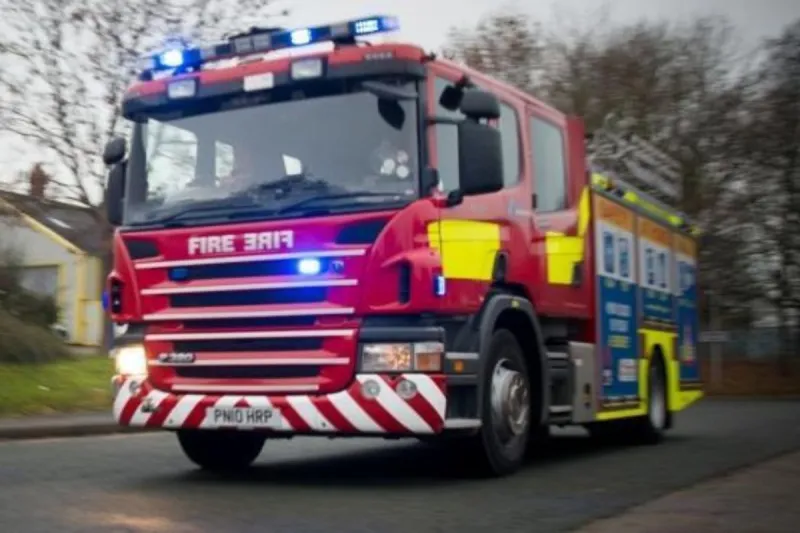 Les pompiers maîtrisent un incendie de voiture