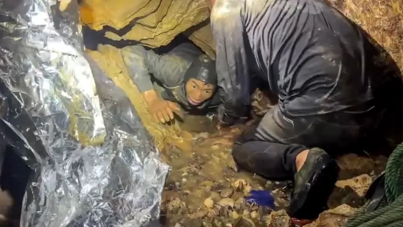 Premier villageois secouru d'une grotte au Laos après des inondations