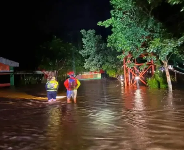 Flash floods hit Chanthaburi, rain alert persists