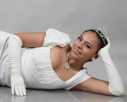 Former Miss HK Shirley Yeung live streams 10 hours daily