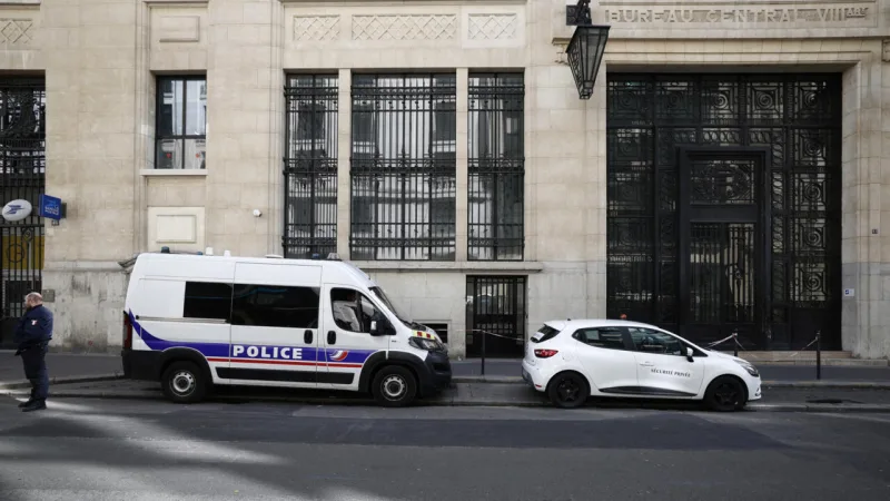 France foils Paris bomb plot, opens anti-terror probe