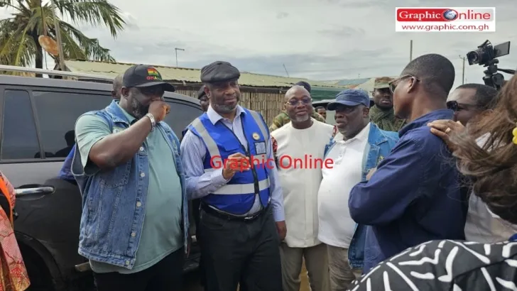 Le Ga Mantse visite les inondations de Tetegu après le déversement du barrage de Weija
