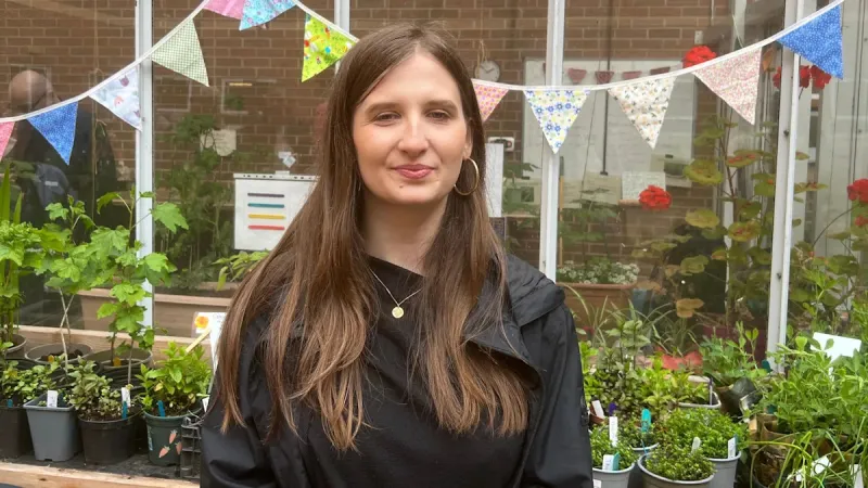 La thérapie par le jardinage aide une femme après une hémorragie cérébrale