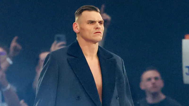 Gunther attaque Cody Rhodes après le match de SmackDown