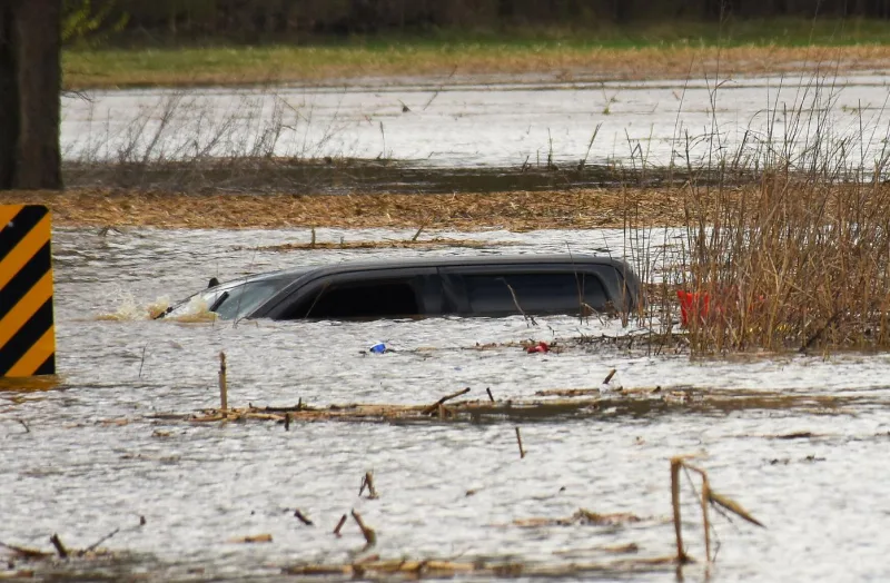 Heavy rain prompts flood warnings, road closures in Montreal