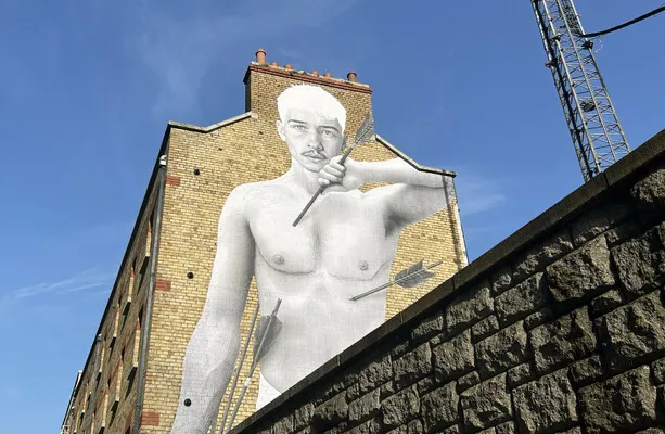 Joe Caslin dévoile la fresque 'SEEN' pour la Pride de Dublin