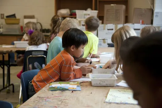 Des élèves de l'école Kelly créent des carreaux en céramique avec un artiste en résidence