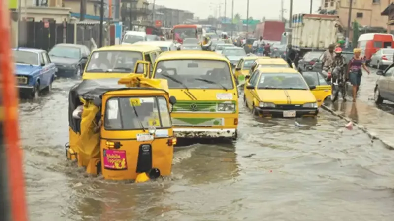 Inondations à Lagos : automobilistes bloqués
