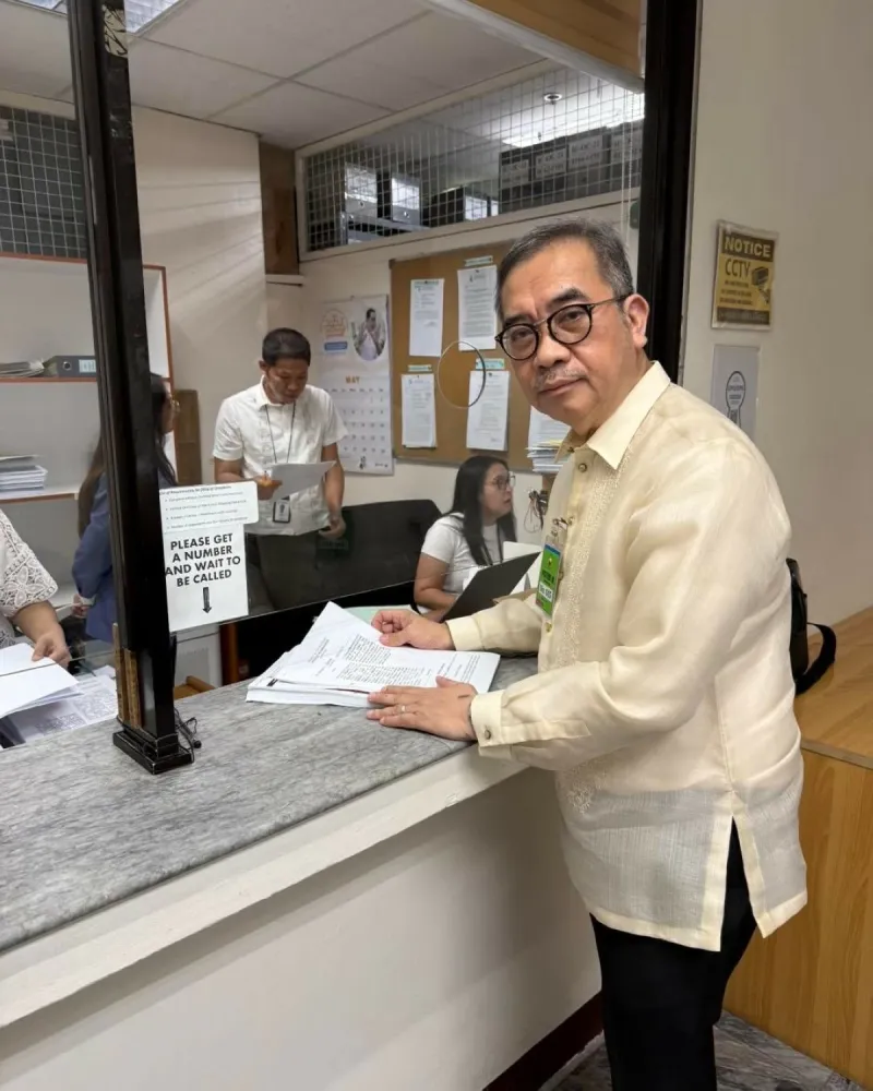 Leachon files plunder raps vs Recto, Cabinet officials