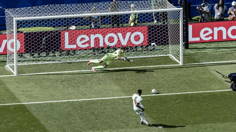 Leboeuf advises Mbappé on penalty technique after miss