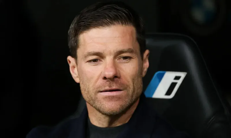 Avenir managérial de Liverpool : Slot contre Alonso