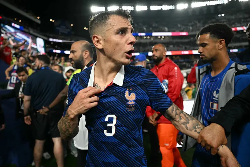Lucas Digne returns to PSG after decade