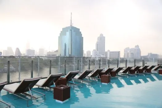 Luxury Hotels Rise, Mid-Range Under Pressure