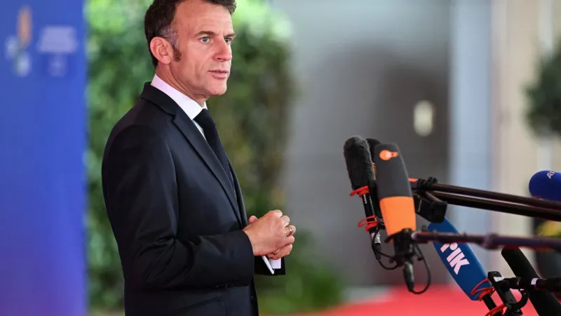 Macron attaque les 'mabouls' qui veulent la rupture avec l'Algérie